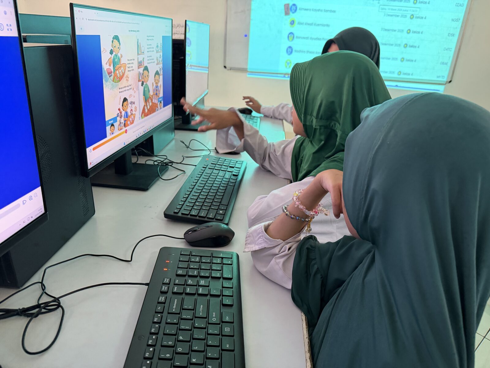 Siswa menggunakan aplikasi PiBo di komputer sekolah
